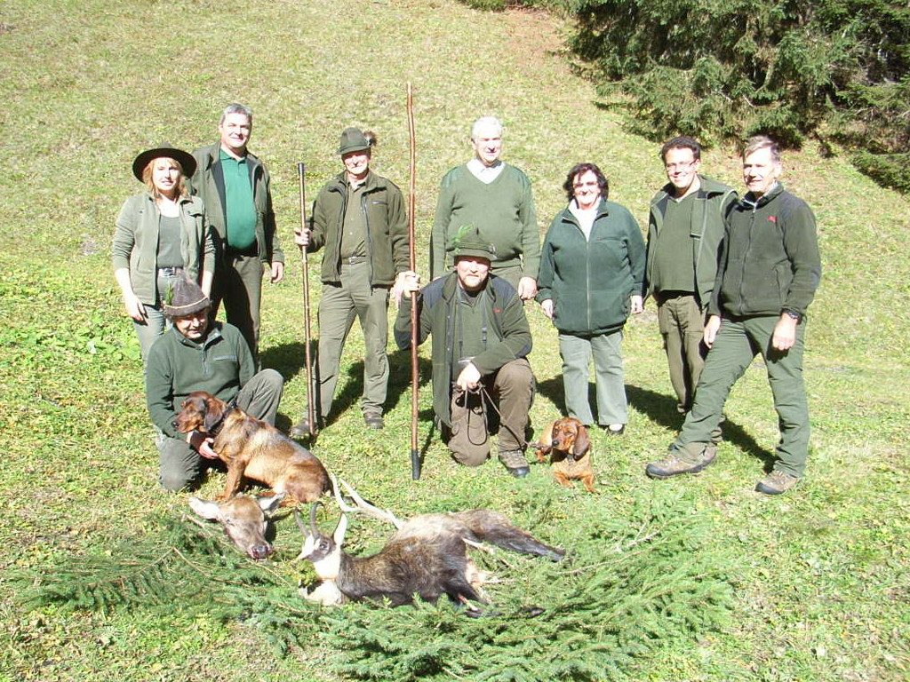 knieend: Die Hundeführer Andreas Häle und Thomas Oberhauser - stehend: Sabine Häle, Martin Kopf, Alois Juen, Helmut und Christa Saurer, PL Werner Mattle und Gerhard Stampfer