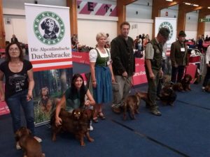 FW-Richterin Frau Andrea Prenner mit den stolzen Hundeführern bei der IHA Innsbruck