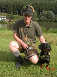 Berufsjäger HF Rupert Mörth mit seinem Vieräugl Rüden DUX von der Hochasteralm