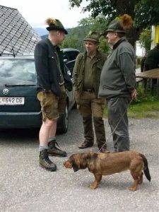 "unsere“ drei Hundeführer beim Fachsimpeln