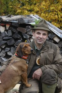 Johann Reisenbauer mit seiner Hündin Asta von der Mühlleiten