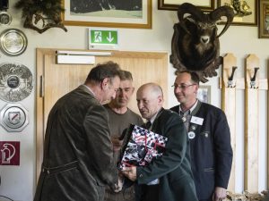 Marek Zdeb überreicht das Geschenk der Delegation aus Polen – Klub Dachsbracke – Internationale Jagdhunde Zuchtschau 2017