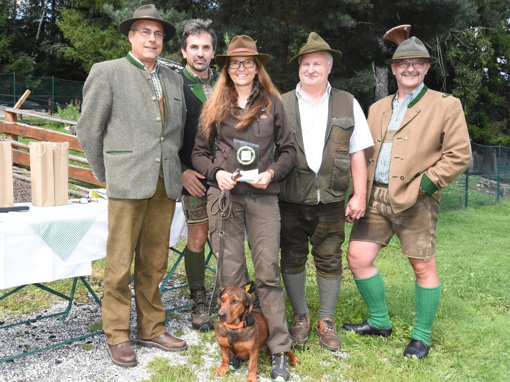 v.l.n.r. Ing. Herbert Kroiss - Zweigstellenobmann des Steirischen Jagdschutzvereins Liesingtal, Herwig Kohlbacher - Obmann des Jagdgebrauchshundeklubs Obersteiermark, Lisa Zimmermann mit Aika von schwarzem Gift, Mf. Karl Haidics - Landesjagdhundereferent der Steiermark, Helmut Kure - Zweigstellenobmann des Steirischen Jagdschutzvereins Leoben