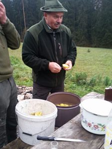 Gewissenhaft wurden die Erdäpfel auf der Schweißprüfung 2017 in der Slowakei vorbereitet ...