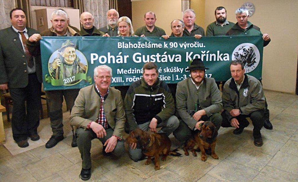 Internationale Prüfung für Alpenländische Dachsbracken mit CACIT-Vergabe - im Vordergrund v.l.n.r: Gerald Fressner, Georg Krautgartner mit Bria Kolesarka, Georg Hubmer mit Eddie von Schnepfenstein, Franz Höhn