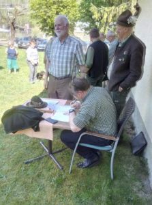 Lois Mattersberger bewertet und begutachtet unsere Hunde beim Salzburger Landesreffen 2018 - Klub Dachsbracke