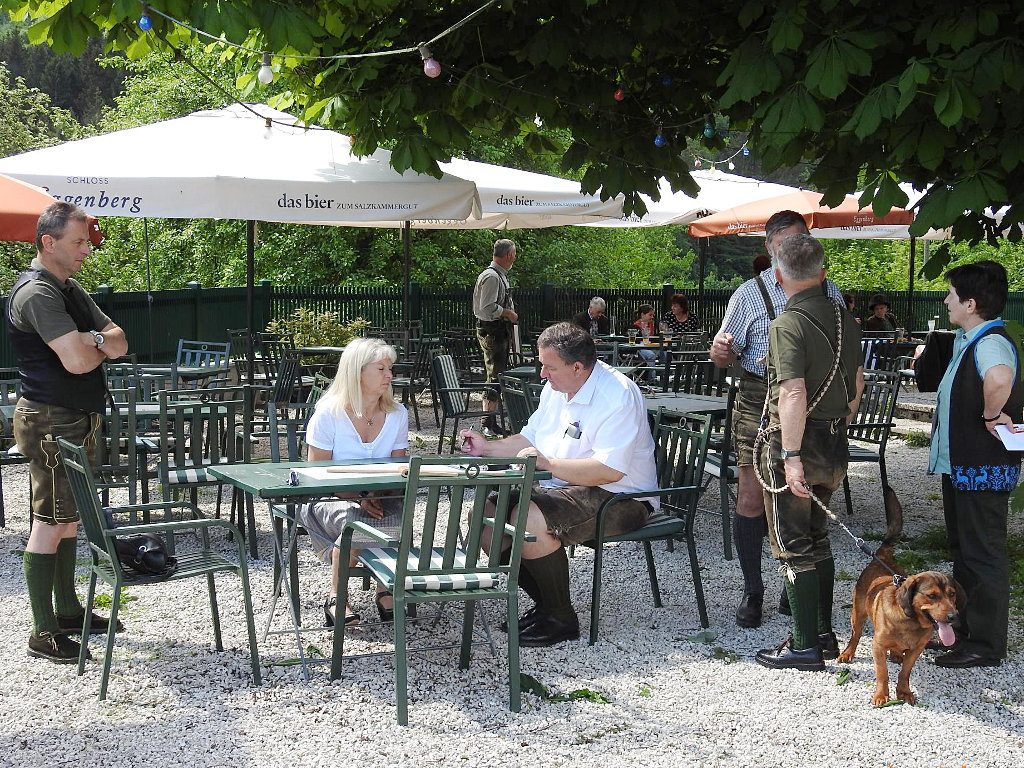 Andrea Prenner mit Dr. Georg Urak bei der Formbewertung - Landestreffen Oberösterreich 2018 – Klub Dachsbracke