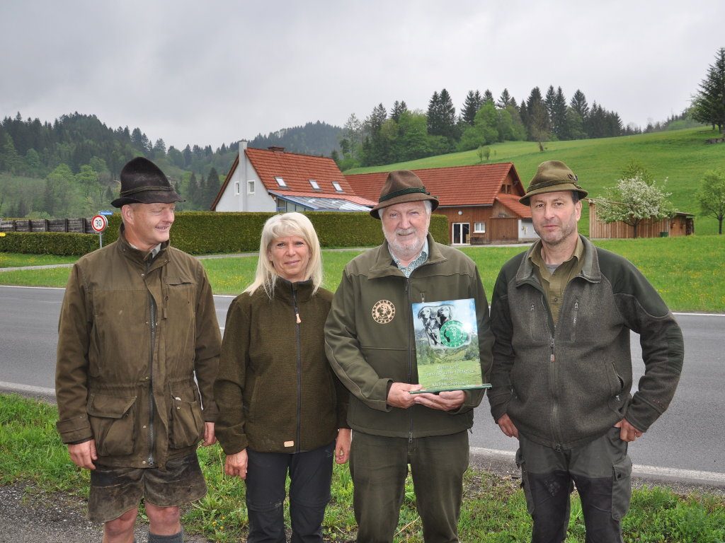 v.l.n.r: Obmann Harald Heil, Formwertrichterin Andrea Prenner, Formwertrichter Gert Dobrovolny und Ausbildungsreferent Franz Höhn - Klub Dachsbracke