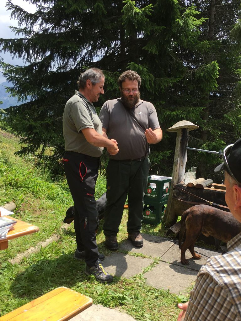Martin Schneider wurde das Hundführer-Abzeichen überreicht - Wandertag der Landesgruppe Vorarlberg 2018 - Klub Dachsbracke