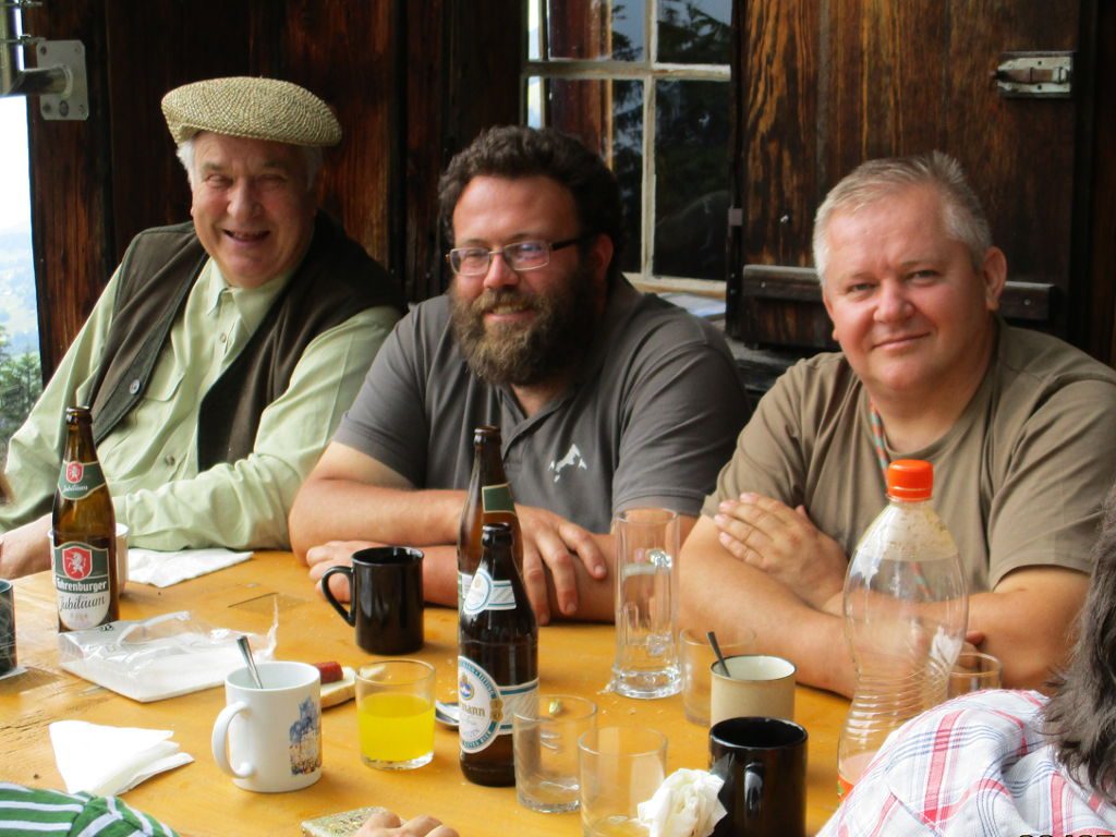 Für Speis und Trank war hervorragend gesorgt. Bei herrlichem Wetter wurde noch viel diskutiert - Wandertag der Landesgruppe Vorarlberg 2018 - Klub Dachsbracke