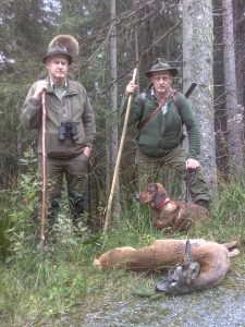Nach getaner Arbeit - Richter Sepp Buchner und Hans Fercher mit Jessi von der Schlossherrnalm - 541. Gebrauchsprüfung - Klub Dachsbracke 2018