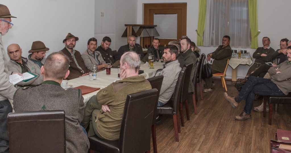 Besprechung der Leistungsrichter, die vom Österreichischen Brackenverein, Austrian Beagle Club, dem Klub Tirolerbracke und dem Klub Dachsbracke gestellt wurden - CACIT Brackierprüfung in Hart im Zillertal - Klub Dachsbracke