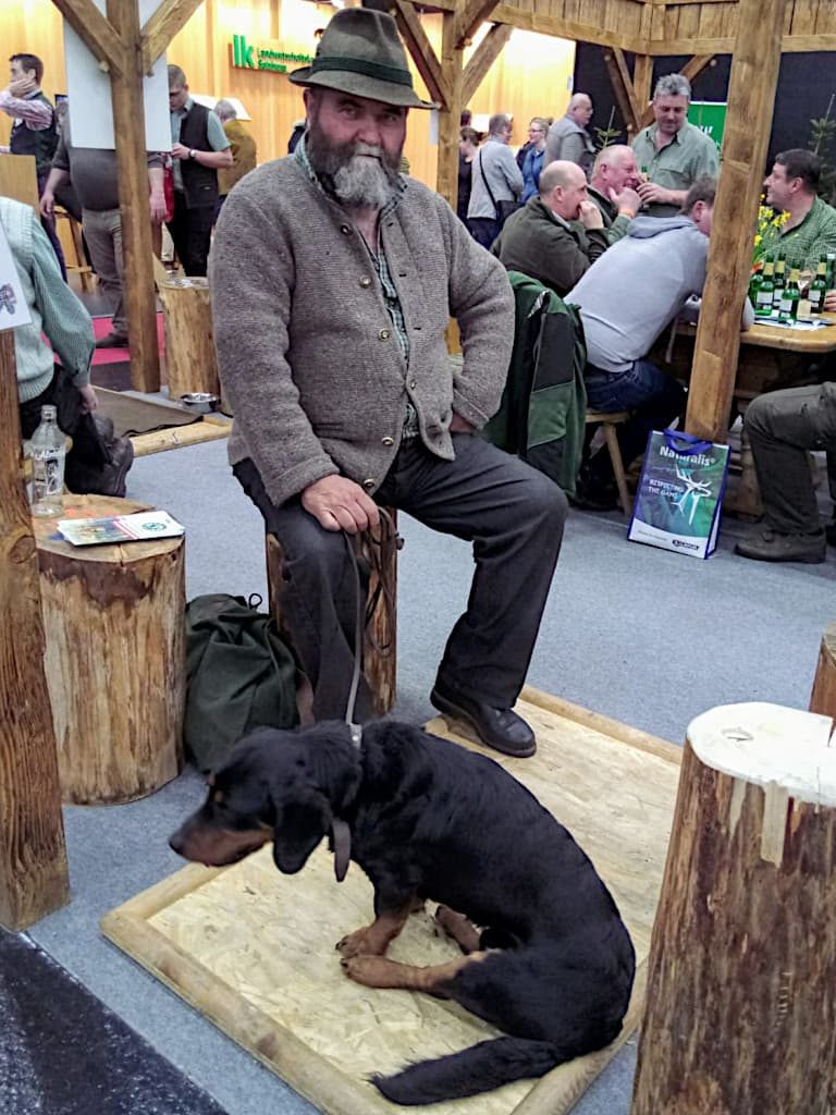 Josef Gruber mit Rudi vom Feistritzgraben bei der "Hohen Jagd" 2019 - Klub Dachsbracke