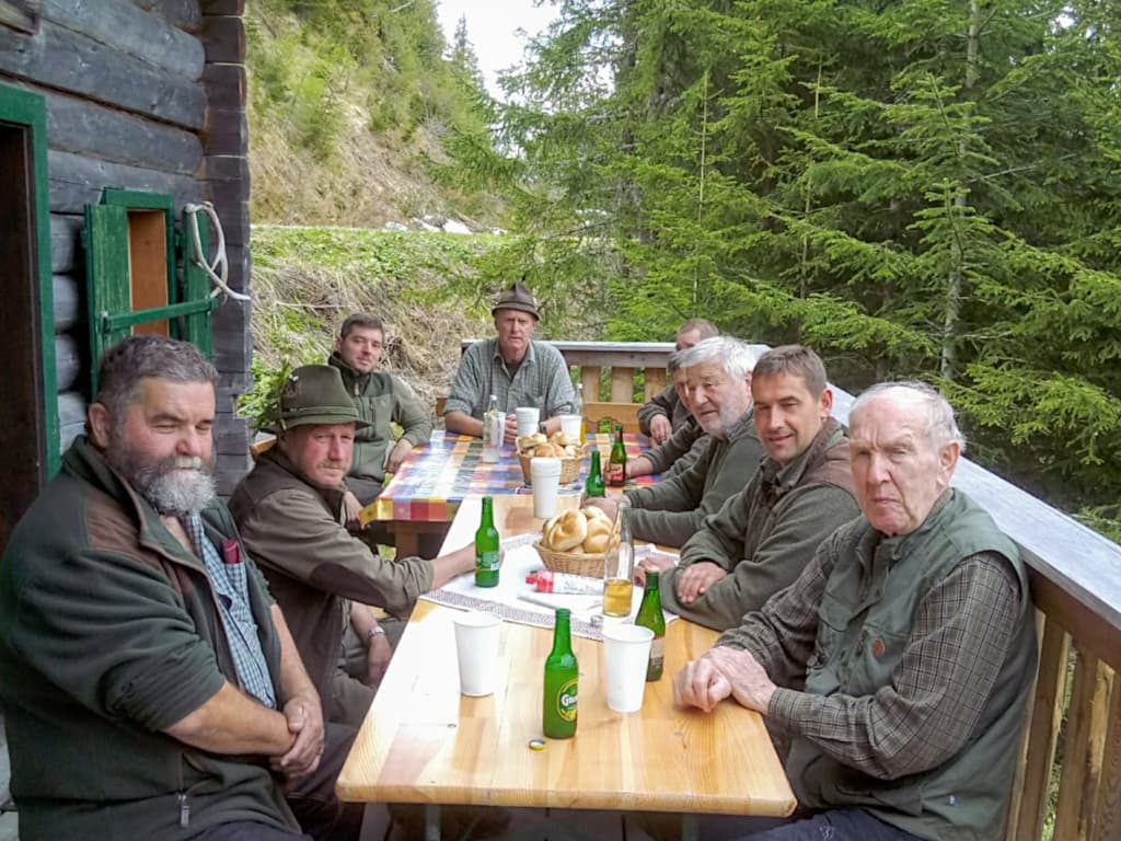 Gemütliches Beisammensein nach getaner Arbeit - Übungstag der Landesgruppe Salzburg 2019 – Klub Dachsbracke