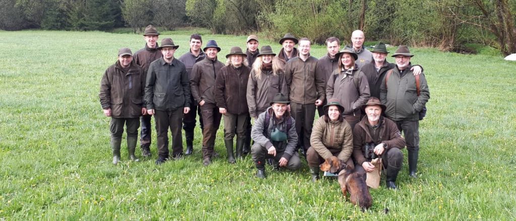 Die Jungjägerinnen und Jungjäger aus dem Bezirk Freistadt bei einem Pirschgang mit Elvis - Klub Dachsbracke