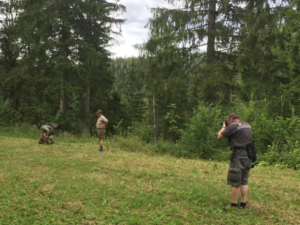 Florian Hödl mit Dwasti vom Gössbach und Ronny bei der Arbeit - Sonderübungstag mit Fotoshooting – Klub Dachsbracke 2019