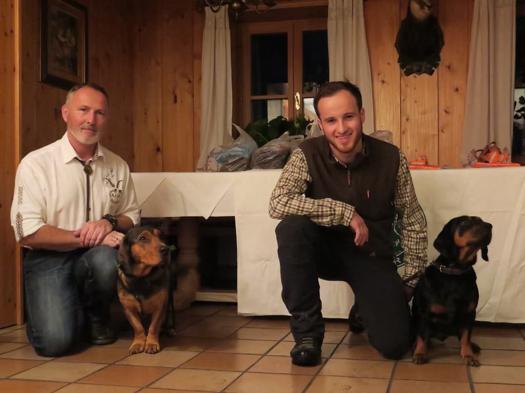 vlnr: Elvis von der Pletzenwand mit Hansjörg Blöchl und Akita vom Isinglauf mit Sebastian Altmann - 553. Gebrauchsprüfung – Klub Dachsbracke 2019