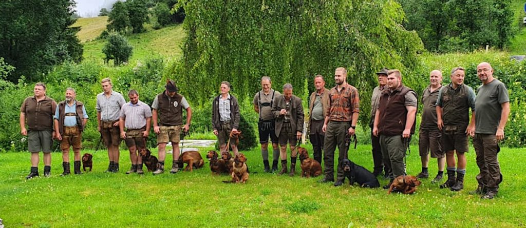 Die trotz Starkregens verbliebenen Teilnehmer am Übungstag Steiermark 2020 - Klub Dachsbracke