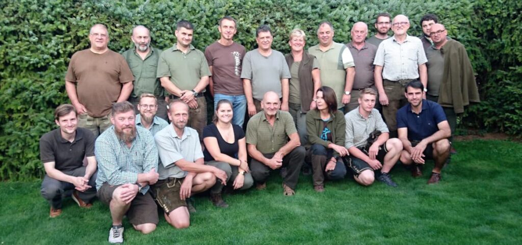 Die Teilnehmer am Seminar „Nachsuche auf Schalenwild“ – Klub Dachsbracke 2021