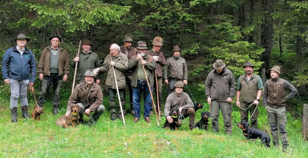 Die Teilnehmer am Übungstag der Landesgruppe Salzburg – Klub Dachsbracke 2022