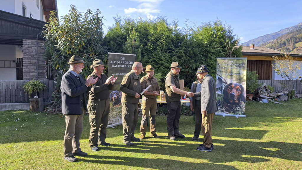 Herzliche Gratulation durch Geschäftsführer Andreas Angermann vlnr.: Ehrenmitglied Alois Mattersberger, Landesleiter und Klub Kassier Reinhard Wille, Ehrenmitglied Peter Mattersberger, Ausbildungsreferent Franz Höhn, GF Andreas Angermann und der geehrte Mf. Franz Jeller - Klub Dachsbracke