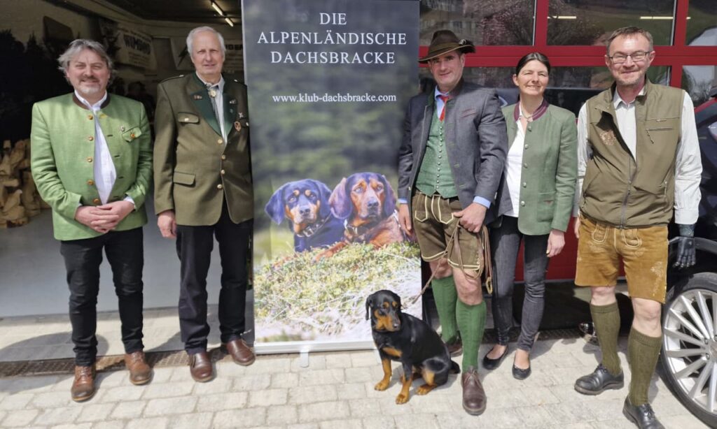 vlnr: Dr. Dr. Michael Tolstiuk Disziplinaranwalt des NÖ Jagdverbandes, Johann Schwarz Bez. Jägermeister des Bezirkes Neunkirchen, Klubmitglieder - Ernst und Conny Schmid mit "Wanda vom Jagaboden" und Martin Ertl aus Trattenbach