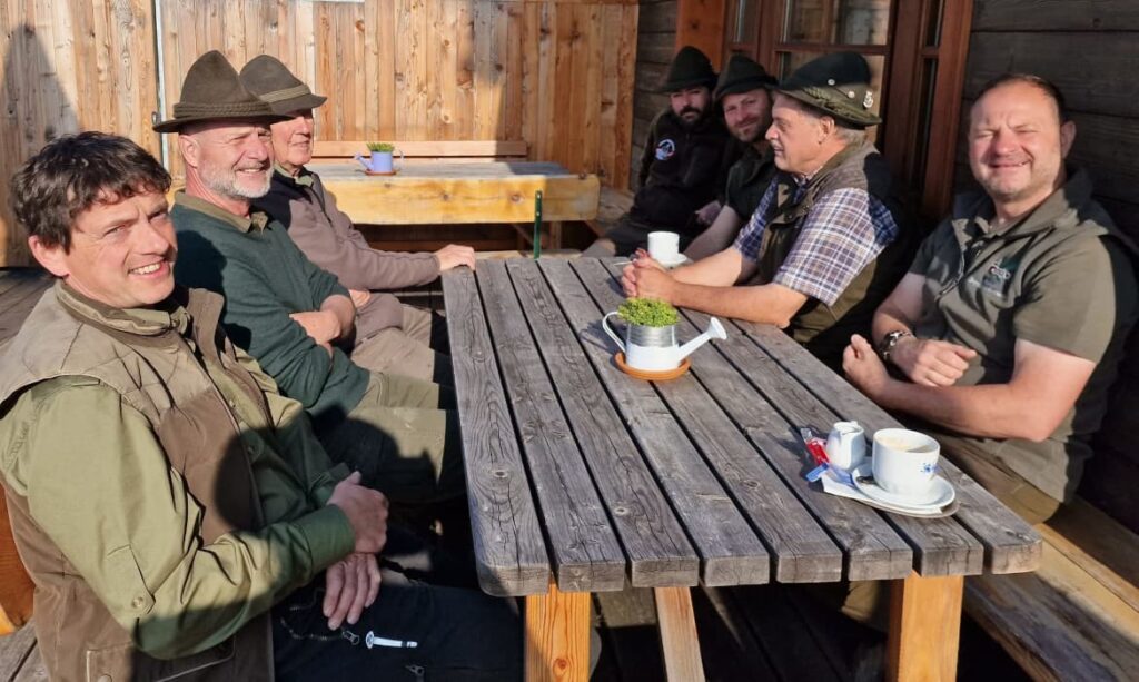 Ein Kaffee bevor es ernst wird. Übungstag der Landesgruppe Salzburg - Klub Dachsbracke 2023