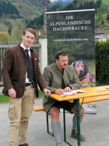 Formbewertung der Hunde durch Zuchtwart Georg Hubner und Jakob Winkler - Klub Dachsbracke 2026