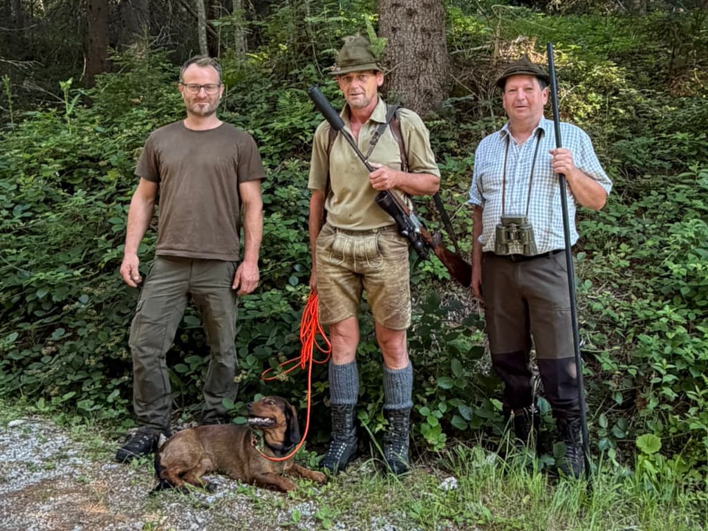 v.l.n.r. LG Walter Holzmann, HF Arthur Lienbacher mir Dorothea von der Gamswand , LR Matthias Neureiter - Klub Dachbracke 2026