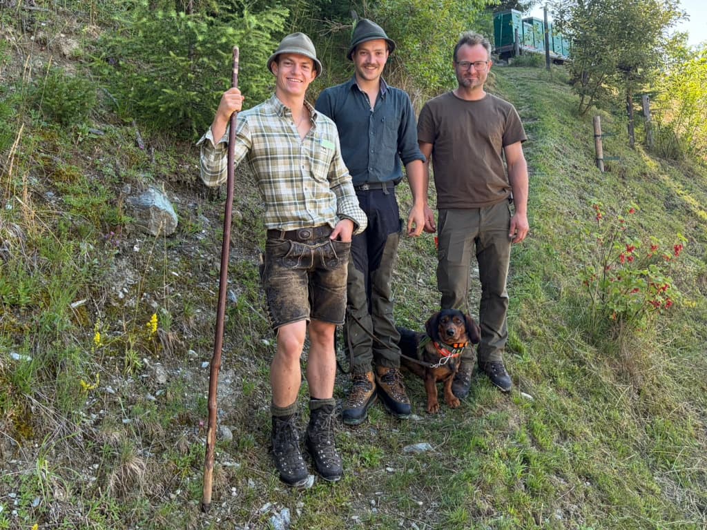 v.l.n.r. Jakob Winkler, HF Michael Rettenwender mit Marli von der Stockerwand, LR Walter Holzmann - Klub Dachbracke 2026